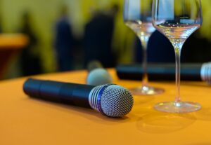 live-announce-microphones-on-table-at-event